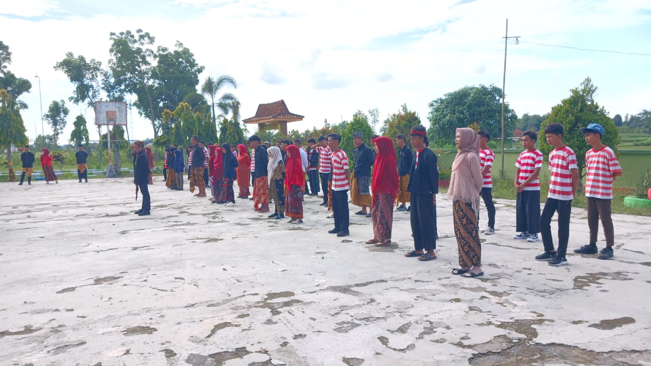 SMA Negeri 1 Pakong Pamekasan Peringati Hari Sumpah Pemuda dengan Upacara Berbusana Adat