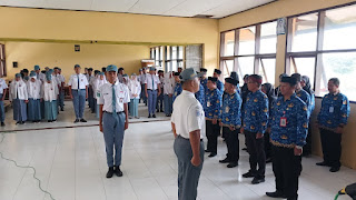 Semangat Tak Surut di Tengah Hujan: SMAN 1 Pakong Peringati Hari Pahlawan 2025 dengan Khidmat